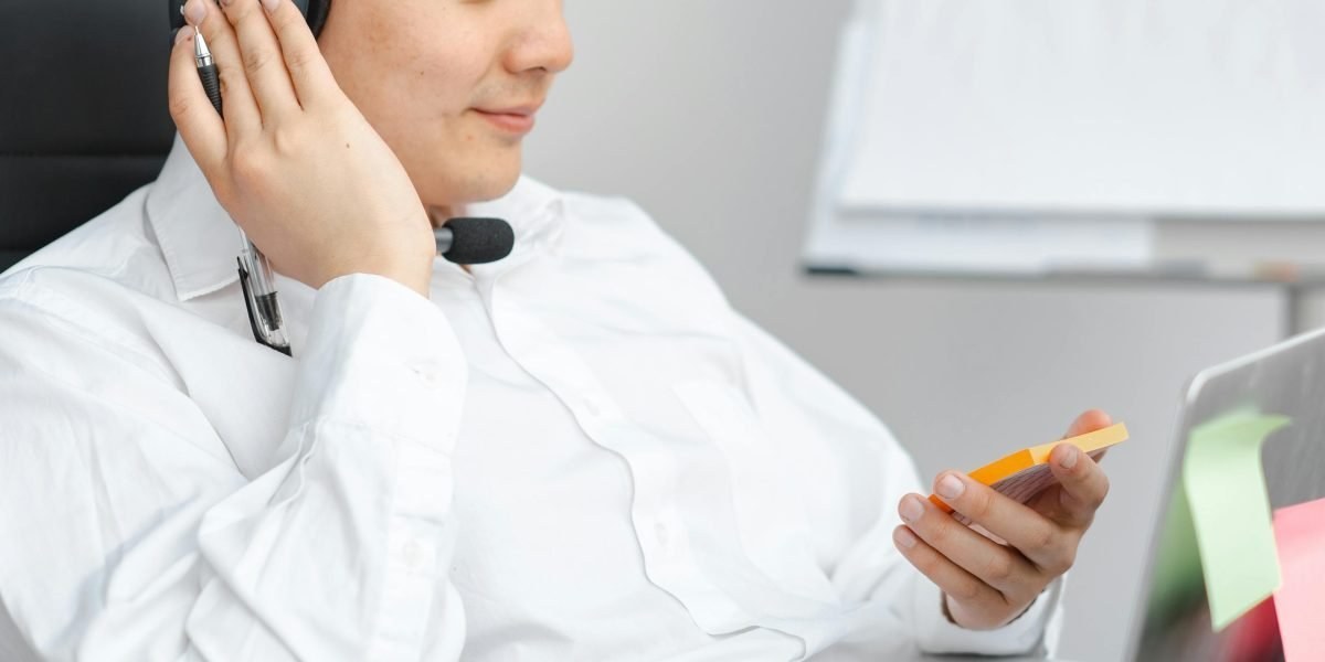 Remote appointment setter taking notes while on a call